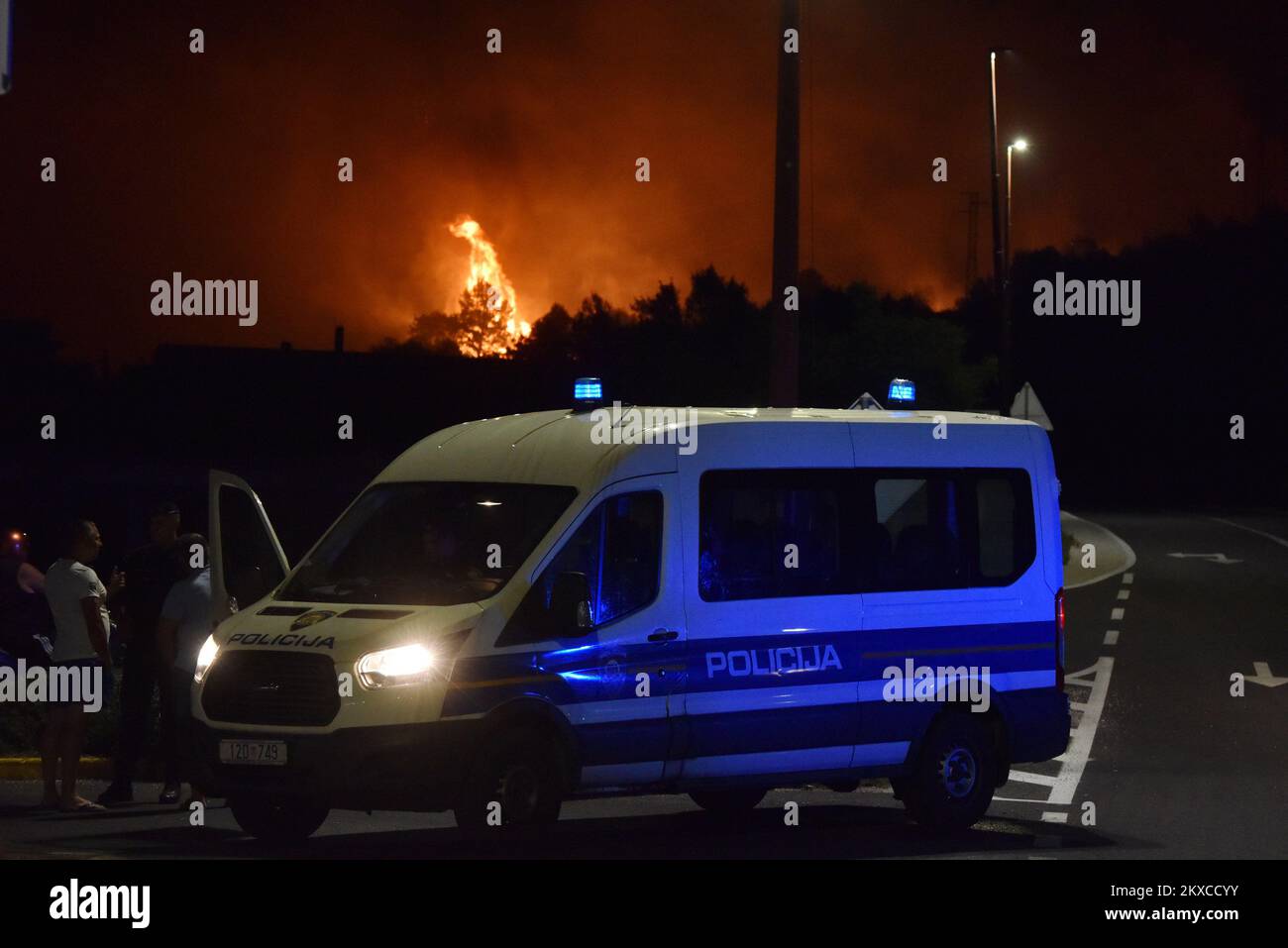 28.07.2019., Bilice - Feuer noch aktiv, Feuerwehrleute und Löschflugzeuge versuchen, das Feuer unter Kontrolle zu halten. Foto: Hrvoje Jelavic/PIXSELL Stockfoto