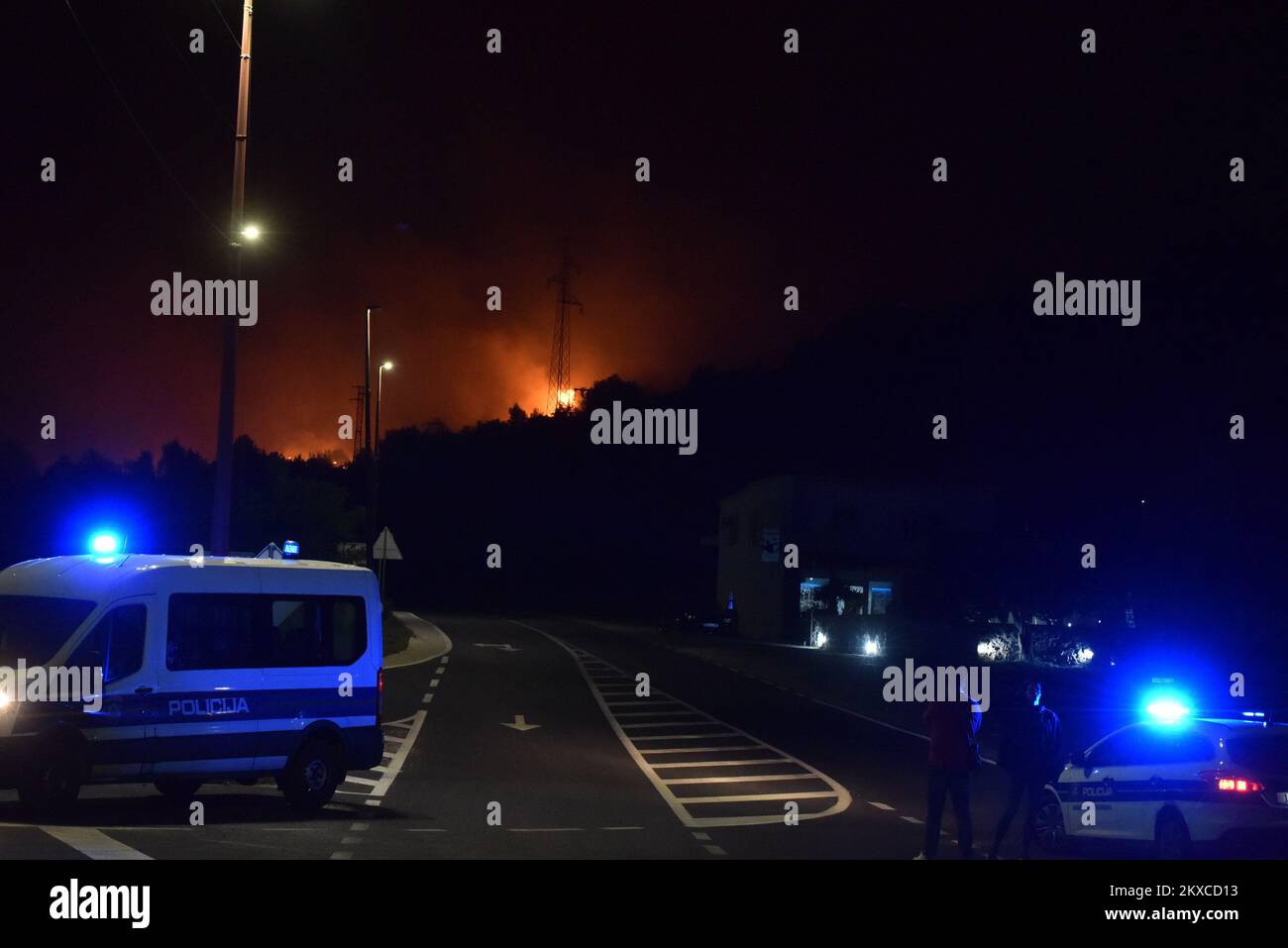 28.07.2019., Bilice - Feuer noch aktiv, Feuerwehrleute und Löschflugzeuge versuchen, das Feuer unter Kontrolle zu halten. . Foto: Hrvoje Jelavic/PIXSELL Stockfoto