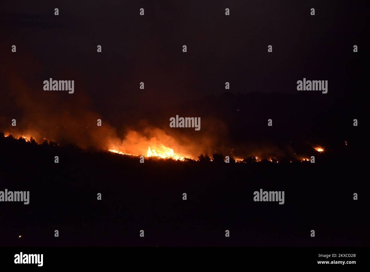 28.07.2019., Bilice - Feuer noch aktiv, Feuerwehrleute und Löschflugzeuge versuchen, das Feuer unter Kontrolle zu halten. Foto: Hrvoje Jelavic/PIXSELL Stockfoto