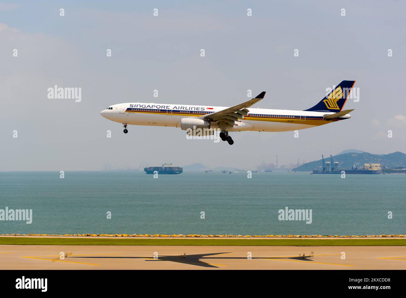 HONGKONG - 04. JUNI 2015: Flugzeuglandung von Singapore Airlanes. Singapore Airlines Limited ist die nationale Fluggesellschaft Singapurs, die von ihrer hu aus tätig ist Stockfoto