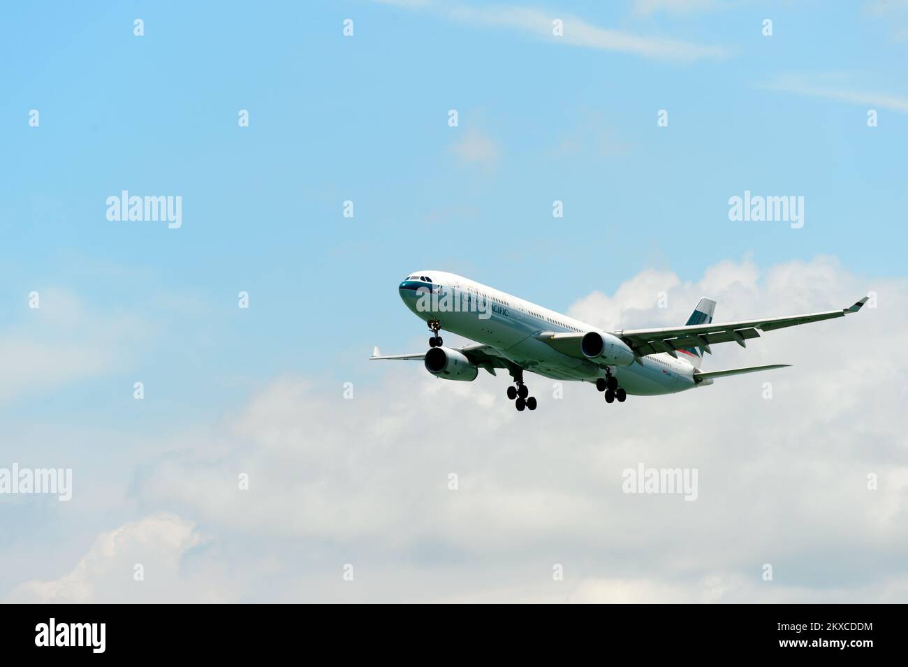 HONGKONG - 04. JUNI 2015: Cathay Pacific Flugzeuglandung. Cathay Pacific ist die Flaggenfluggesellschaft von Hongkong mit Hauptsitz und Hauptdrehkreuz Stockfoto