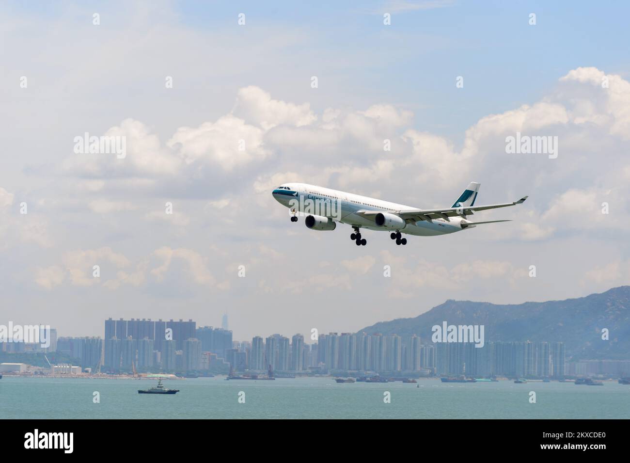 HONGKONG - 04. JUNI 2015: Cathay Pacific Flugzeuglandung. Cathay Pacific ist die Flaggenfluggesellschaft von Hongkong mit Hauptsitz und Hauptdrehkreuz Stockfoto