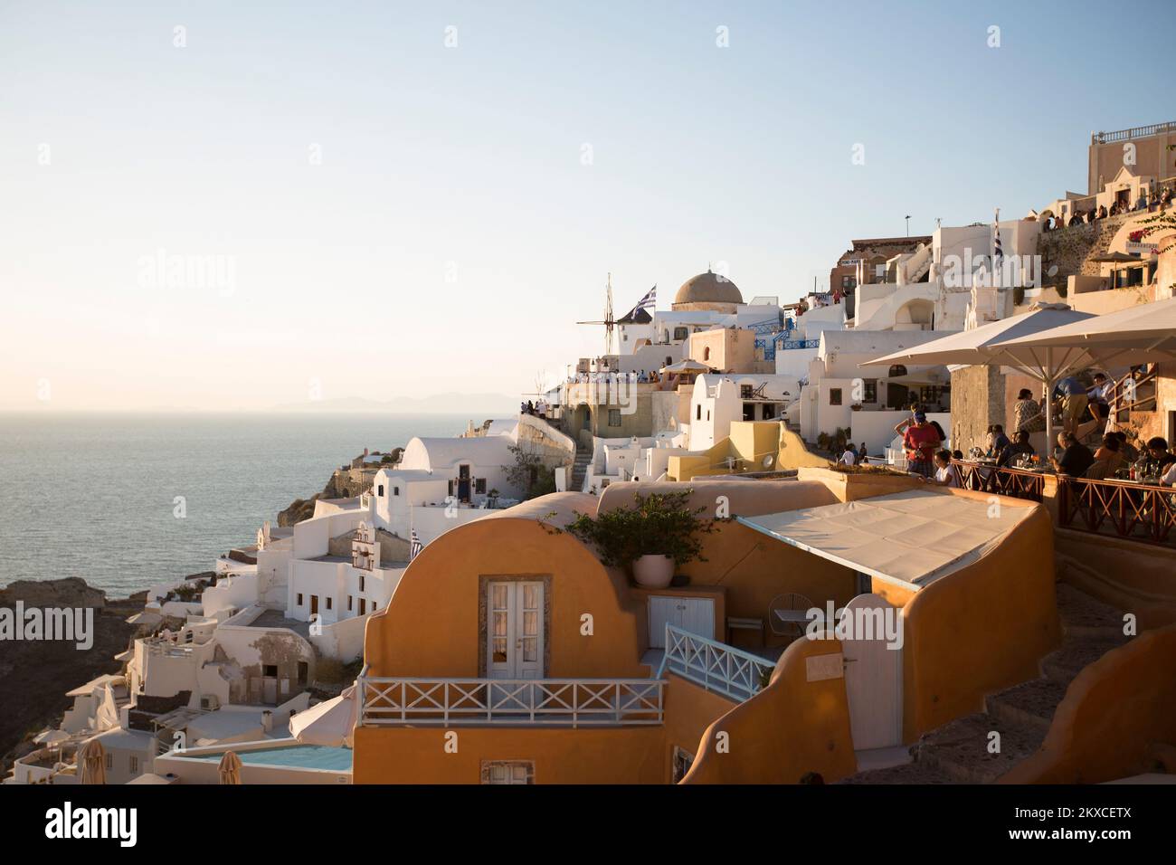 Santorini, Griechenland - 2. September 2021: Blick auf die Tousristen des Dorfes Oia auf der griechischen Insel Santorini bei Sonnenuntergang. Rund 2 Millionen Besucher kommen auf t Stockfoto