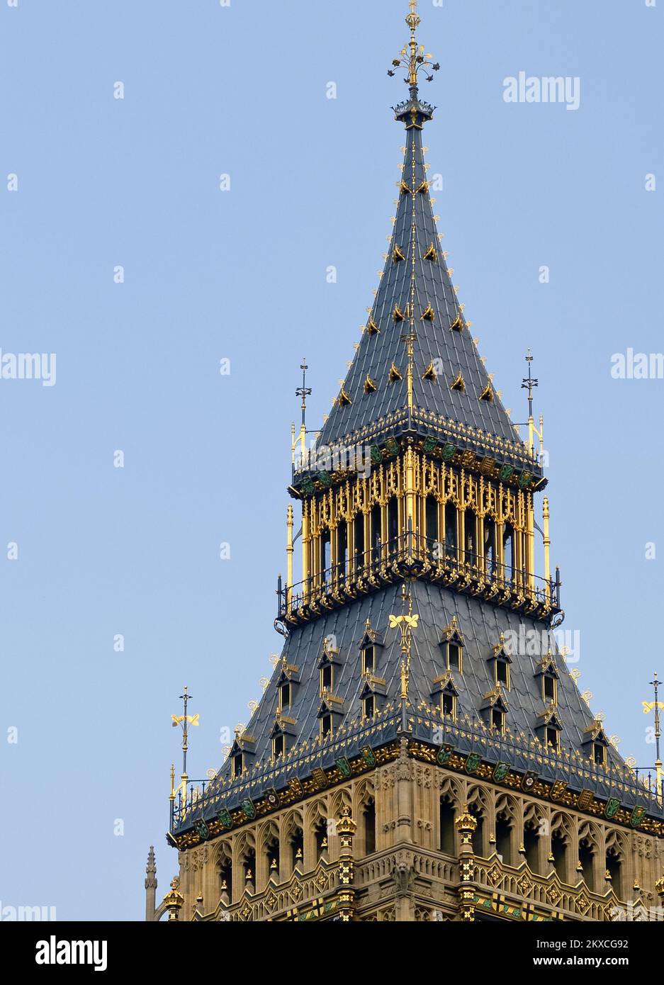 Kunstvoll verzierte Details der Spitze des Elizabeth Tower auf den Westminster Houses of Parliament. Stockfoto