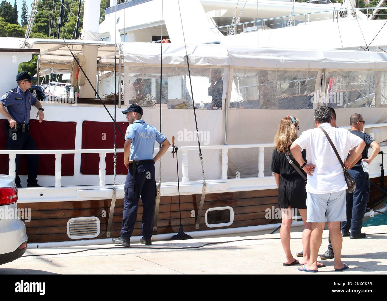 14.08.2019., Hvar, Kroatien - polizeiliche Untersuchung des Segelschiffs Atlantia, wo ein 57-jähriger italienischer Tourist gestorben ist und fünf weitere Menschen schwer vergiftet wurden. Der Mann, der auf dem Segelboot starb, ist Eugenio Vinci (57), Manager der italienischen Kette von Tuodi-Geschäften. Er und andere Opfer an Bord kommen aus Sizilien, aus der Stadt Sant'Agata di Militello. Fünf Menschen landeten im Spital von Split, drei Erwachsene sind stabil, aber zwei Kinder sind in einem ernsten Zustand. Im Kampf um das Leben haben alle lebenswichtigen Organe versagt. Eine Gasvergiftung wird vermutet, aber es gibt bisher keine Bestätigung Stockfoto