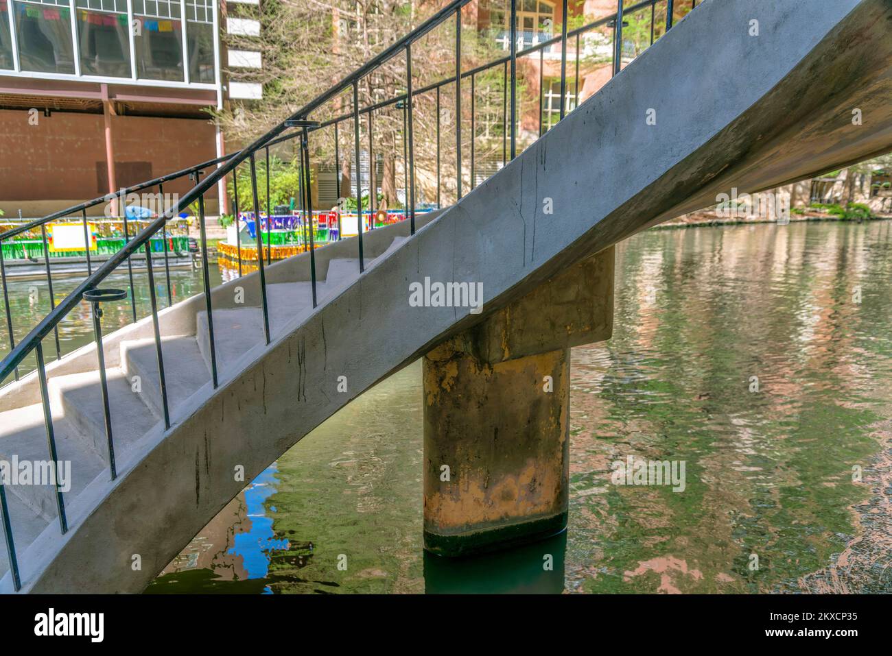 Treppen über eine Brücke über den Kanal im malerischen River Walk San Antonio Texas. Nahaufnahme der Treppe für Touristen mit Blick auf die Gebäude entlang der Stockfoto