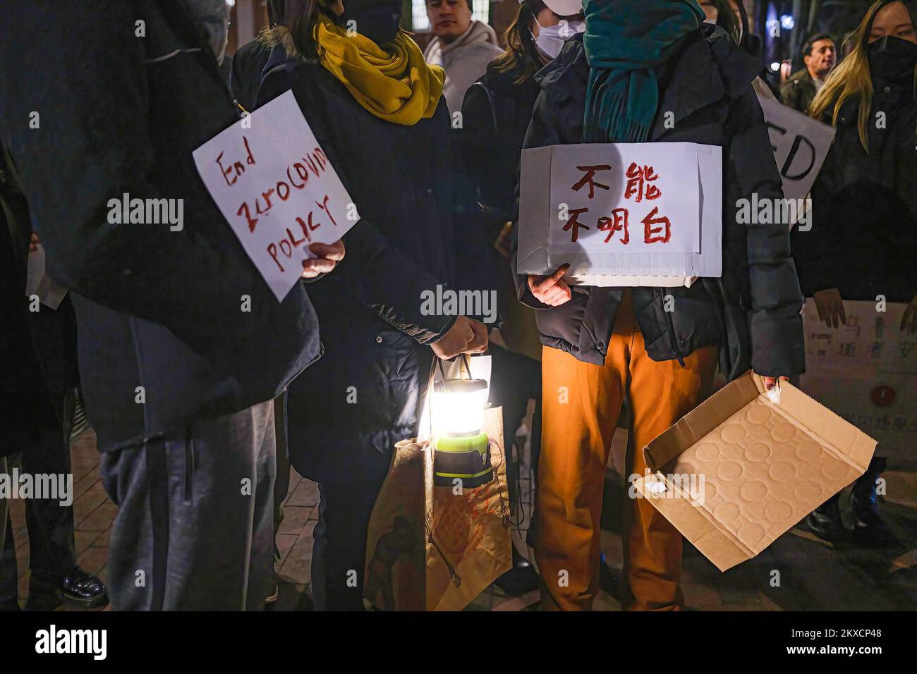 Boston, Usa. 29.. November 2022. Demonstranten halten während einer Demonstration gegen Chinas Nullcovid-Politik und zur Erinnerung an die Opfer des tragischen Brands von Urumqi am Harvard Square in Boston Plakate. (Foto: Tang Ka Huen/SOPA Images/Sipa USA) Guthaben: SIPA USA/Alamy Live News Stockfoto