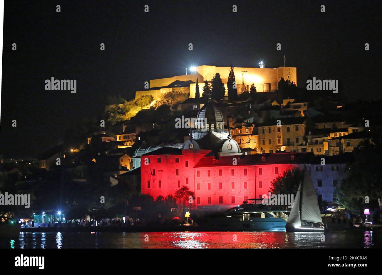 28.08.2019., Sibenik, Kroatien - das Lichtspektrum "Licht ist Leben" markiert den Tag, an dem Sibenik, eine der ersten Städte der Welt, vor mehr als hundert Jahren eine öffentliche Beleuchtung mit Wechselstrom erhielt, Und das Festival feiert Licht als Lebensquelle und Elektrizität als Lichtquelle. Die Stadt wurde durch verschiedene Lichtinstallationen und Veranstaltungen in der ganzen Stadt zu einer Freiluftgalerie. Foto: Dusko Jaramaz/PIXSELL Stockfoto