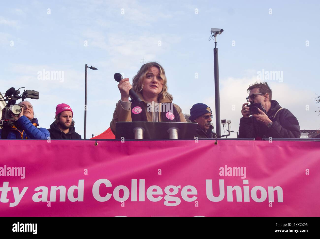 London, Großbritannien. 30.. November 2022 UCU-Generalsekretär Jo Grady hält eine Rede. Tausende von Menschen versammelten sich vor der King's Cross Station zu einer Kundgebung zur Unterstützung von Universitätsstreiks. Die University and College Union (UCU) hat die bisher größte Besichtigung durch Universitäts- und Hochschulmitarbeiter im Vereinigten Königreich organisiert, bei der es um Gehälter, Renten und Arbeitsbedingungen ging. Kredit: Vuk Valcic/Alamy Live News Stockfoto