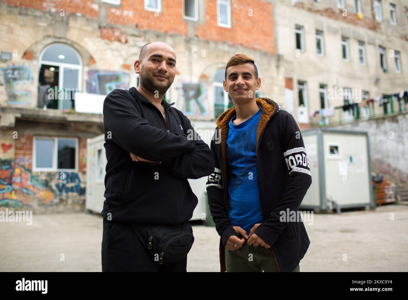 11.09.2019., Bihac, Bosnien und Herzegowina - die Lager Borici und Bira sind Aufnahmezentren für Migranten, die bei kaltem Wetter zunehmend nach Unterkünften fragen. PPC Borici ist ein Lager mit einem besonderen Charakter. Es ist für die Aufnahme von Familiengemeinschaften, Kindern und Singles bestimmt. Seit diesem Jahr wurde das Lager angepasst, um den Lebensstandard der untergebrachten Migranten zu erhöhen. Derzeit sind 290 Menschen im Lager. Das Lager Bira befindet sich in den Hallen der ehemaligen Kühlanlage. Sie wird hauptsächlich von Singles und in einem separaten Teil von Kindern und Frauen besetzt. Foto Stockfoto