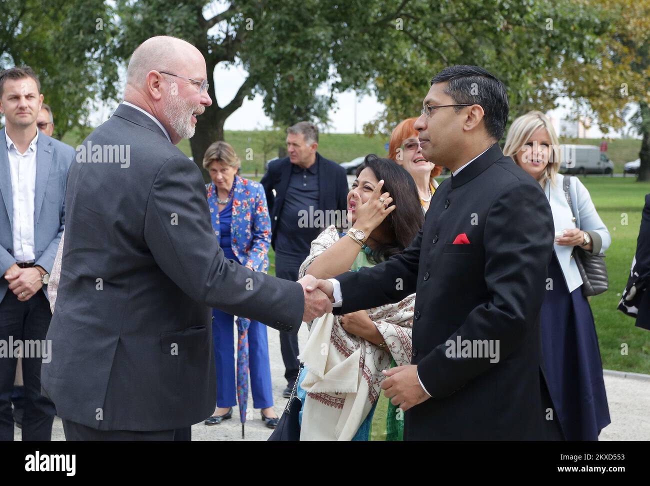 02.10.2019., Zagreb, Kroatien - Mahatma-Gandhi-Büste, offenbart durch den Bundek-See in Zagreb. Mahatma Gandhi Bust ist das Werk von Rama Vanjali Sutar, einem preisgekrönten indischen Bildhauer, der das weltweit größte Denkmal, die Einheitsstatue in Indien, entwarf. Indischer Botschafter Arindam Bagchi, US-Botschafter Robert Kohorst Photo: Matija Habljak/PIXSELL Stockfoto