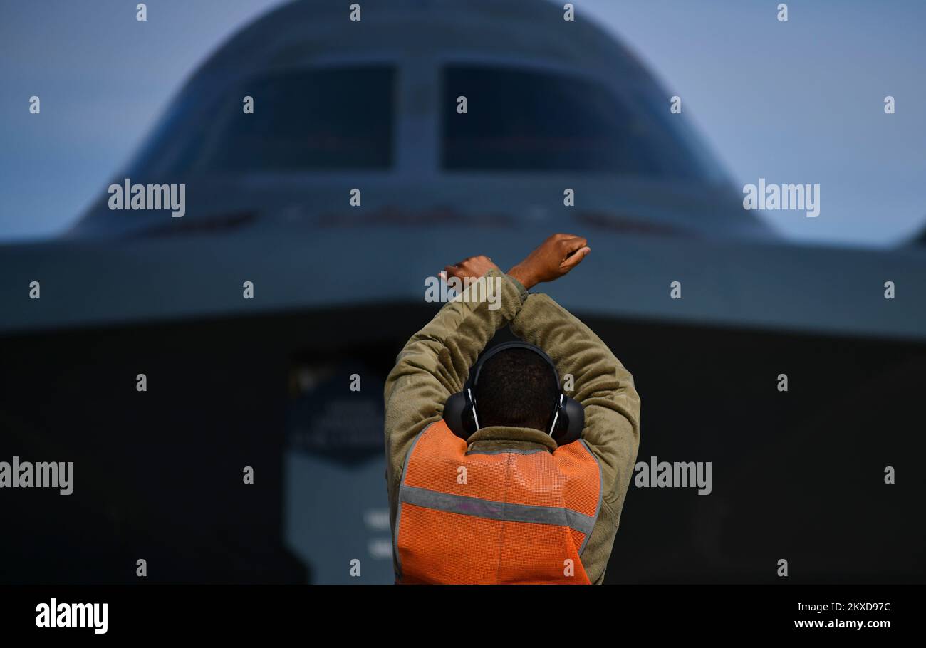 Knob Noster, Usa. 07. November 2022. EIN US-AMERIKANISCHER Air Force Crew Chief stellt einen B-2 Spirit Tarnbomber zusammen, mit dem 509. Bomb Wing, für einen Elefantenspaziergang auf dem Laufsteg während des Trainings Spirit Vigilance auf der Whiteman Air Force Base am 7. November 2022 in Knob Noster, Missouri. Kredit: TSgt. Heather Salazar/US Air Force/Alamy Live News Stockfoto