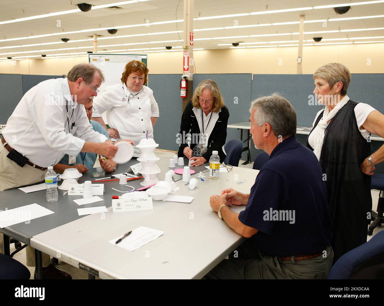 Tornado – Garner, N.C., 26. Mai 2011 die Aufseher der gemeinsamen Außendienststelle der FEMA absolvieren eine Gruppenübung in einem Kurs zur Streitbeilegung. FEMA-Mitarbeitern werden Schulungen vor Ort und online angeboten, um die Fähigkeiten der Mitarbeiter zu stärken. David Fine/FEMA Schwere Stürme, Tornados Und Überschwemmungen In North Carolina. Fotos zu Katastrophen- und Notfallmanagementprogrammen, Aktivitäten und Beamten Stockfoto