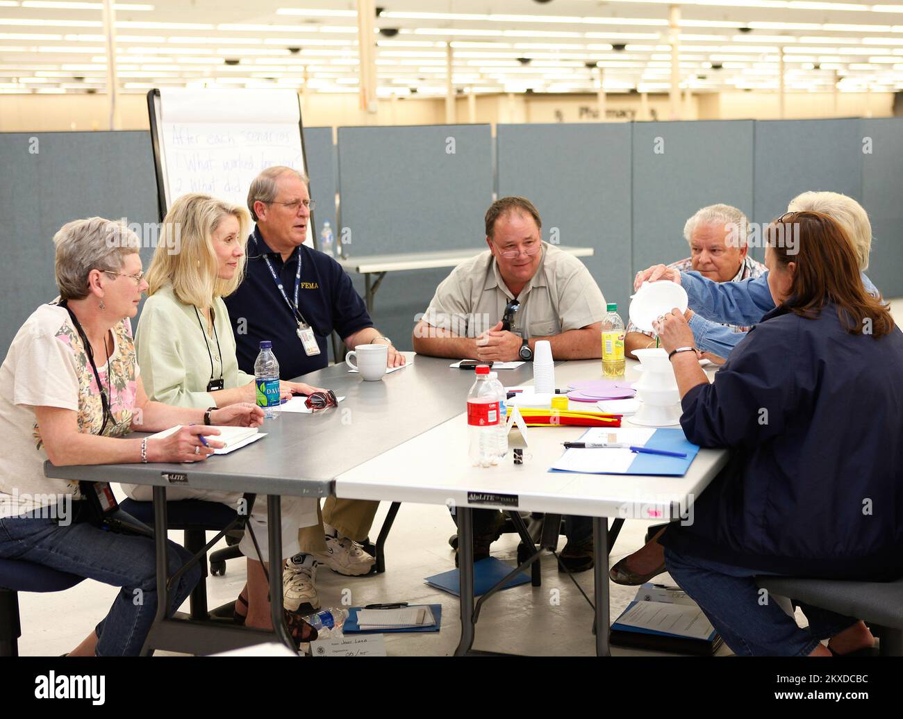 Tornado – Garner, N.C., 26. Mai 2011 die Aufseher der gemeinsamen Außendienststelle der FEMA absolvieren eine Gruppenübung in einem Kurs zur Streitbeilegung. FEMA-Mitarbeitern werden Schulungen vor Ort und online angeboten, um die Fähigkeiten der Mitarbeiter zu stärken. David Fine/FEMA Schwere Stürme, Tornados Und Überschwemmungen In North Carolina. Fotos zu Katastrophen- und Notfallmanagementprogrammen, Aktivitäten und Beamten Stockfoto