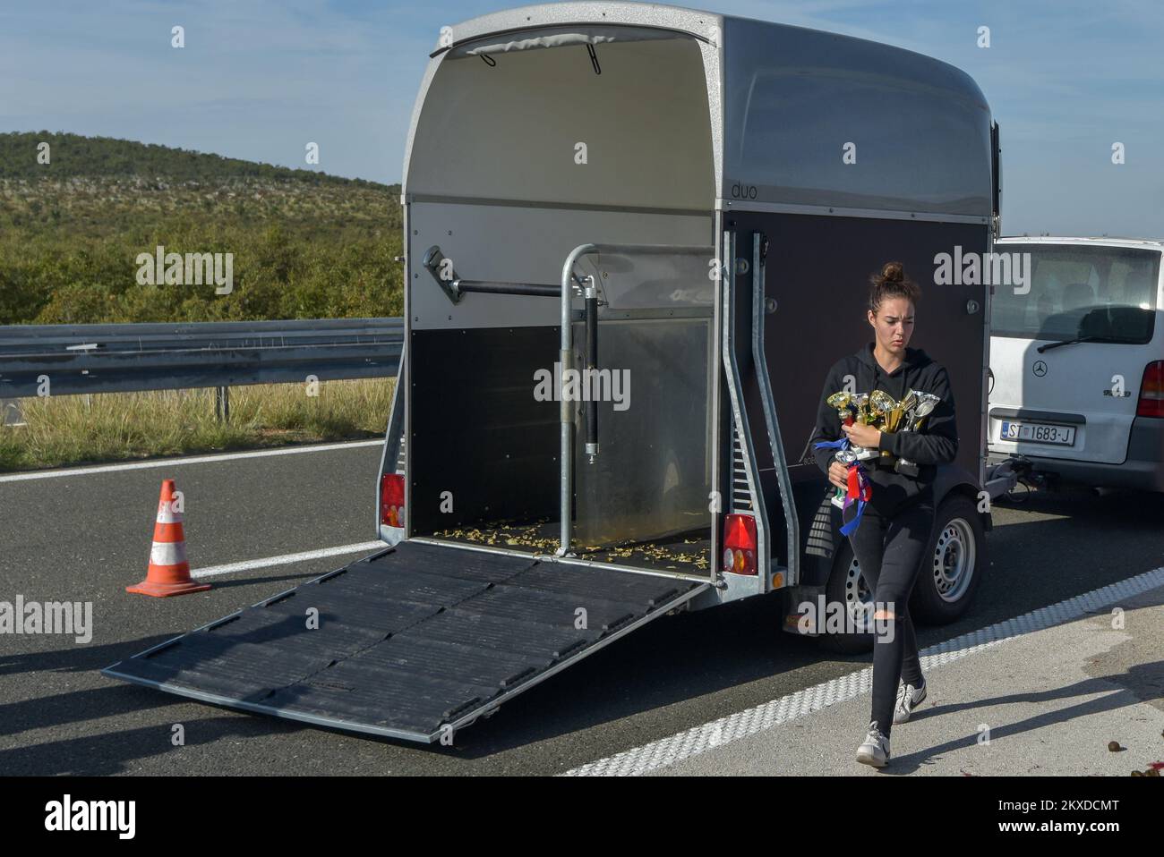 14.10.2019., Benkovac, Kroatien - zwei Lastwagen kollidierten auf der Zagreb-Split Autobahn A1 bei Benkovac wegen Nebel, einer von ihnen transportierte Pferde. Bei einem Unfall flohen drei der sieben Pferde aus dem Truck auf die Straße, aber sie wurden bald erwischt. Die Reiter wurden nicht verletzt, aber ein Pferd wurde getötet. Foto: Dino Stanin/PIXSELL Stockfoto