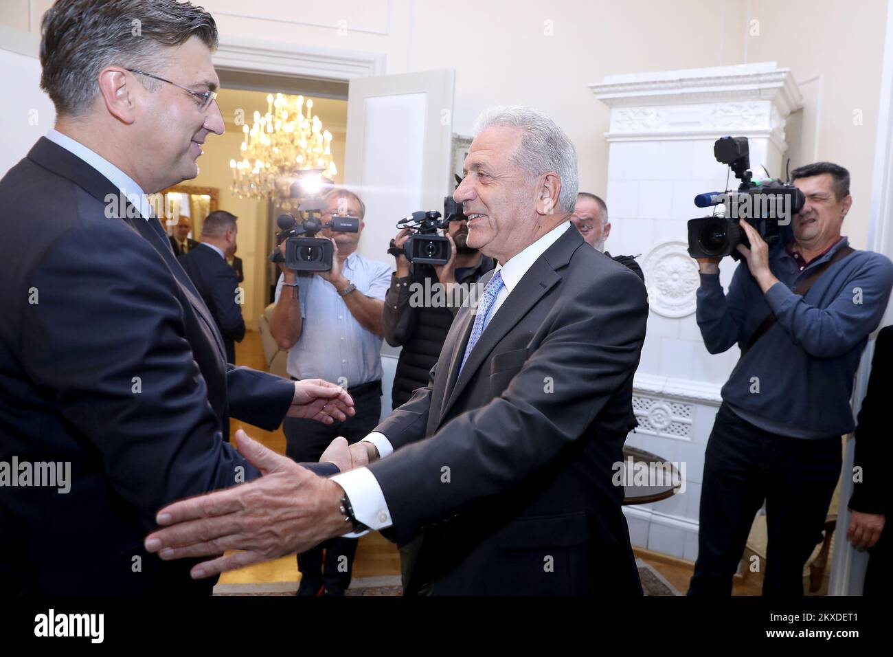 23.10.2019., Zagreb, Kroatien - Premierminister Andrej Plenkovic empfing Dimitris Avramopoulos, EU-Kommissar für Migration, Inneres und Bürgerschaft bei den Gerichten. Foto: Patrik Macek/PIXSELL Stockfoto