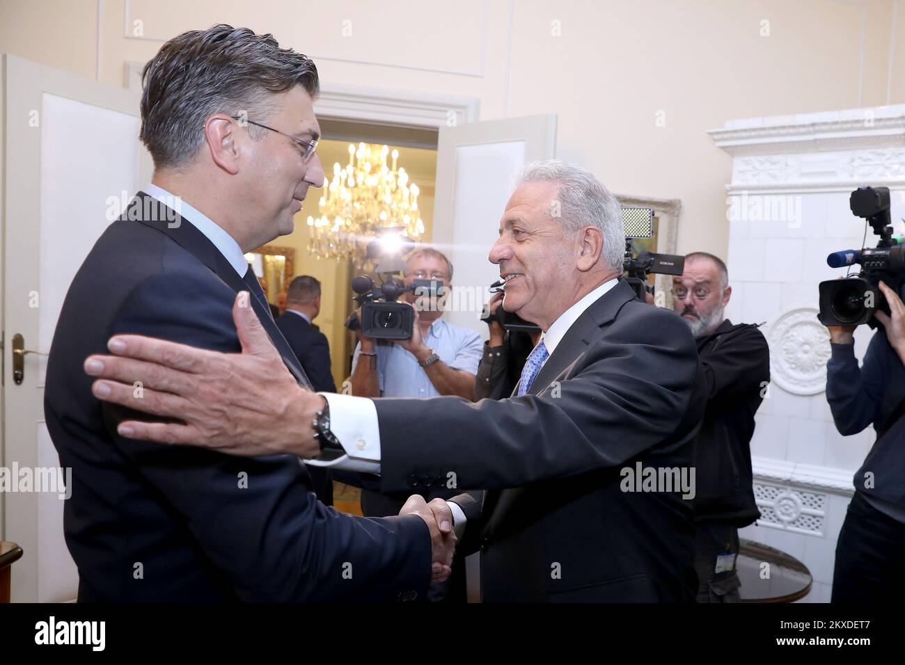 23.10.2019., Zagreb, Kroatien - Premierminister Andrej Plenkovic empfing Dimitris Avramopoulos, EU-Kommissar für Migration, Inneres und Bürgerschaft bei den Gerichten. Foto: Patrik Macek/PIXSELL Stockfoto