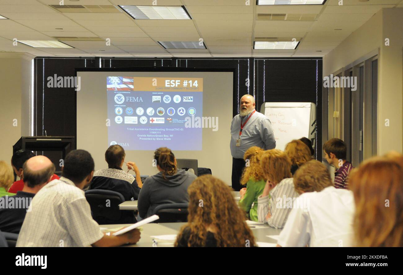 Tornado - Birmingham, Alabama , 28. Mai 2011 Steve Wade von der FEMA gibt ein ESF-14-Briefing im Birmingham Joint Field Office. Die Emergency Support-Funktion 14 arbeitet mit dem Staat zusammen, um Beamte aus dem öffentlichen, privaten und gemeinnützigen Sektor zusammenzubringen, um die langfristige Disaster Recovery-Strategie der Gemeinschaft zu identifizieren und anzugehen. FEMA Photo/Tim Burkitt. Alabama schwere Stürme, Tornados, Stürme und Überschwemmungen. Fotos zu Katastrophen- und Notfallmanagementprogrammen, Aktivitäten und Beamten Stockfoto