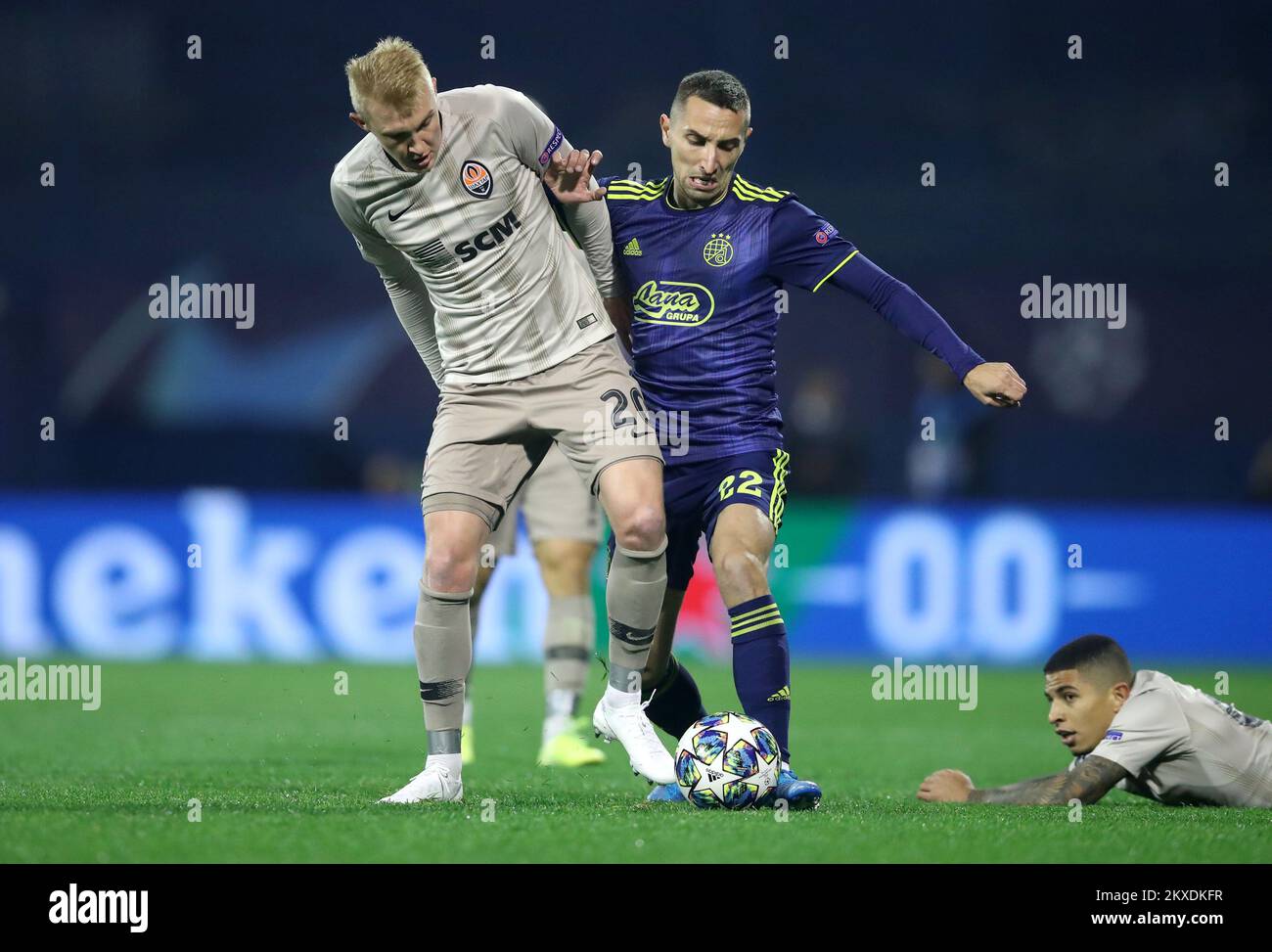 06.11.2019., Zagreb, Kroatien - Spiel der UEFA Champions League Gruppe C zwischen Dinamo Zagreb und Shakhtar Donetsk im Maksimir-Stadion am 6. November 2019 in Zagreb, Kroatien. Viktor Kovalenko, Marin Leovac, Dodo Photo: Igor Kralj/PIXSELL Stockfoto