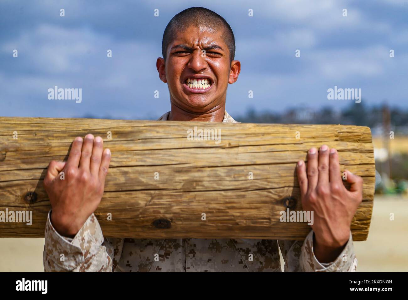 San Diego, Usa. 28.. November 2022. USA Marines rekrutieren bei Bravo Company, 1. Recruit Training Battalion, reagieren auf den 250-Pfund-Log während Übungen im Marine Corps Recruit Depot San Diego, 28. November 2022 in San Diego, Kalifornien. Kredit: CPL. Grace Kindred/USA Marines/Alamy Live News Stockfoto