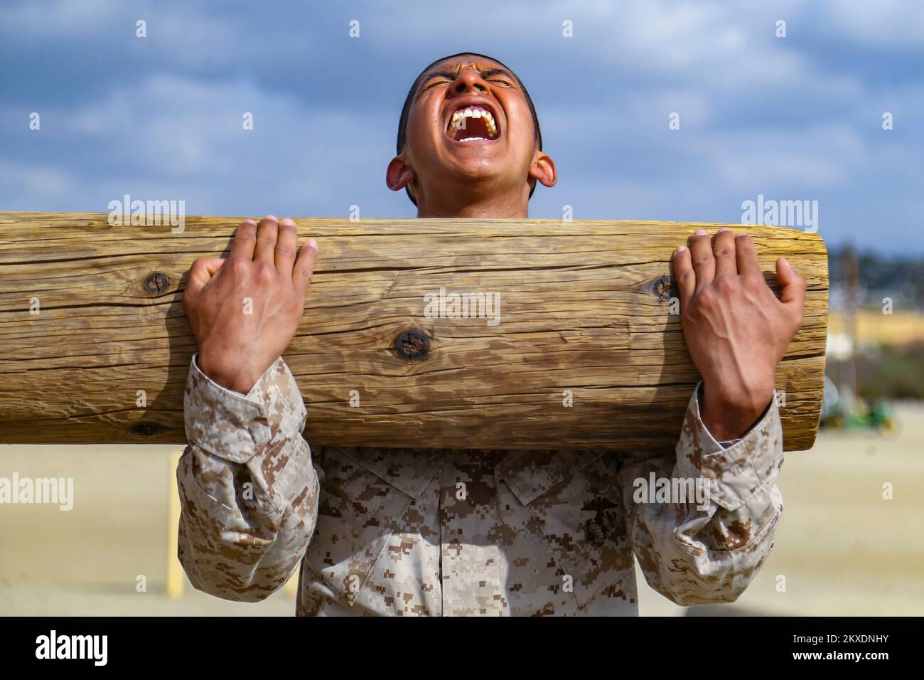 San Diego, Usa. 28.. November 2022. USA Marines rekrutieren bei Bravo Company, 1. Recruit Training Battalion, reagieren auf den 250-Pfund-Log während Übungen im Marine Corps Recruit Depot San Diego, 28. November 2022 in San Diego, Kalifornien. Kredit: CPL. Grace Kindred/USA Marines/Alamy Live News Stockfoto
