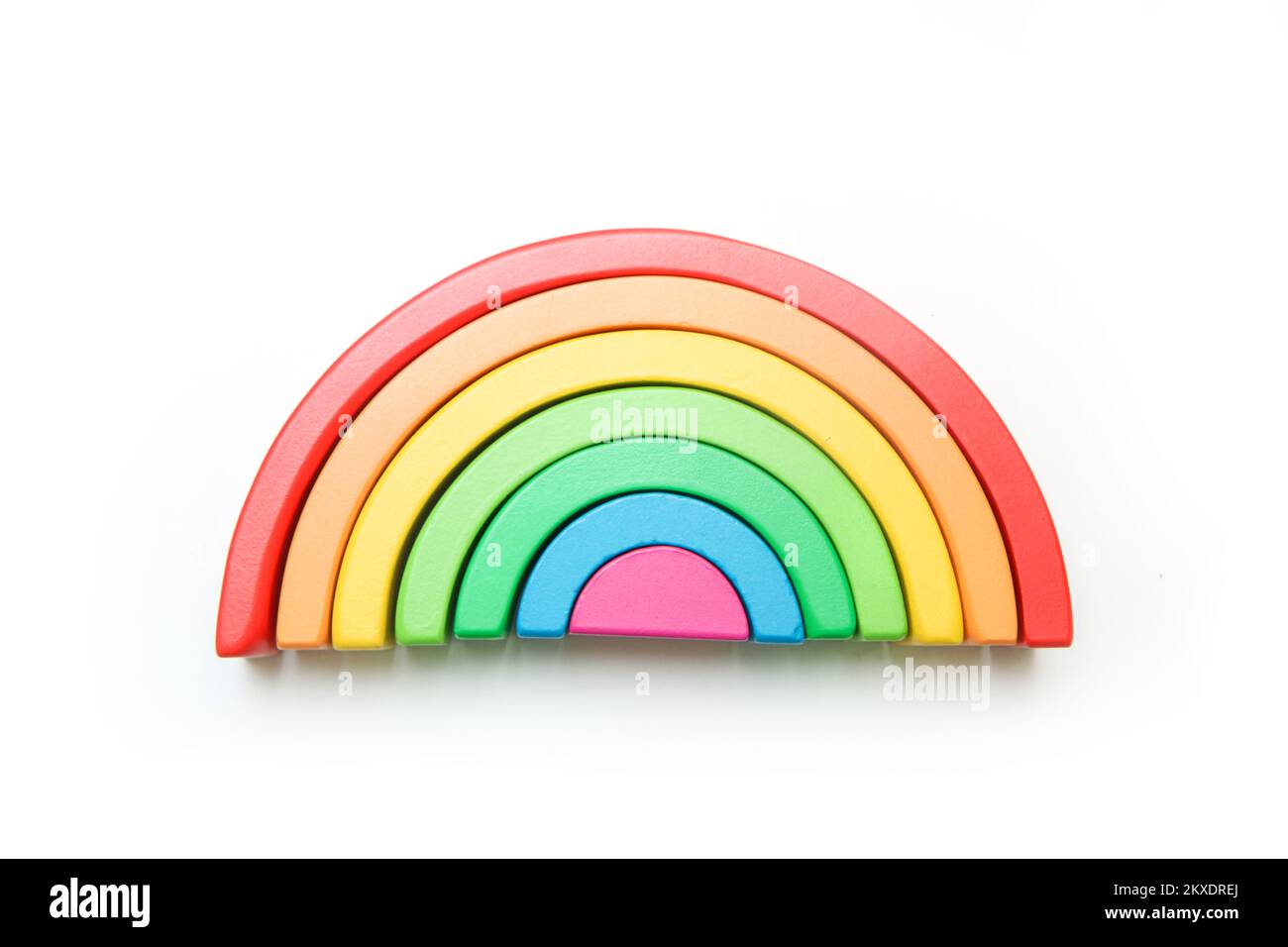 Das Holz-Regenbogenspielzeug für Kinder isoliert auf weißem Hintergrund. Stockfoto