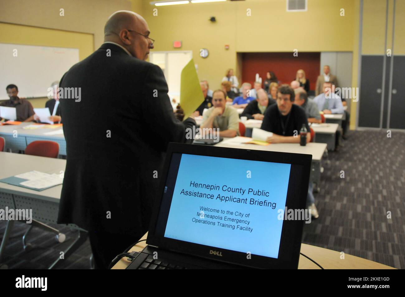 Schwerer Sturm Tornado - Fridley, Minnesota , 16. Juni 2011 Vertreter der Abteilung für innere Sicherheit und Notfallmanagement in Minnesota und der Federal Emergency Management Agency (FEMA) trafen sich mit Beamten der Bezirks- und Kommunalverwaltung aus Hennepin County, um die staatliche Unterstützung zu erörtern, die zur Reparatur von durch einen Tornado beschädigter Infrastruktur zur Verfügung steht. 22. Mai 2011. Die öffentlichen Hilfsprogramme der FEMA finanzieren solche Reparaturen und erstatten auch lokale Regierungseinheiten für einen Teil der Kosten für Notfall- und Schutzmaßnahmen. Vertreter der Minnesota Division of Homeland Secur Stockfoto