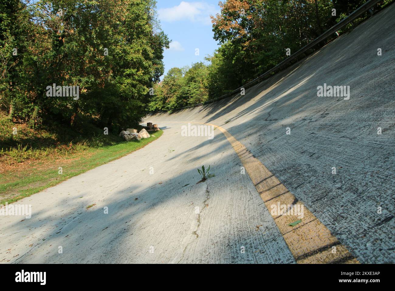 Die berühmte historische geneigte Kurve auf der alten Rennstrecke in Monza bei Mailand. Stockfoto