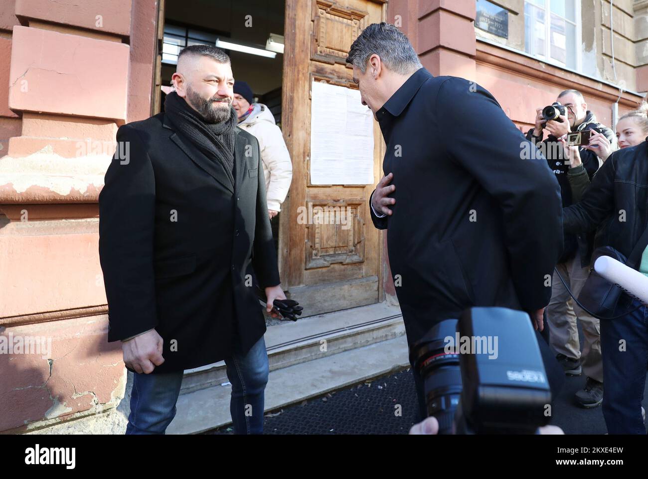 05.01.2020., Zagreb - Kandidat za predsjednika Republike Hrvatske Zoran Milanovic glasovao je drugom krugu na izborima za predsjednika Republike Hrvatske U OS Petra Zrinskog U Krajiskoj ulici 9. Manji Incident desio se pri izlasku sa biralista gdje je jedan gospodin izvrijedjao Zorana Milanovica te je nakon toga nastao obostrani verbalni sukob. Zoran Milanovic se U jednom trenutku poklonio gospodinu koji ga je vrijedjao. Foto: Sanjin Strukic/PIXSELL Stockfoto