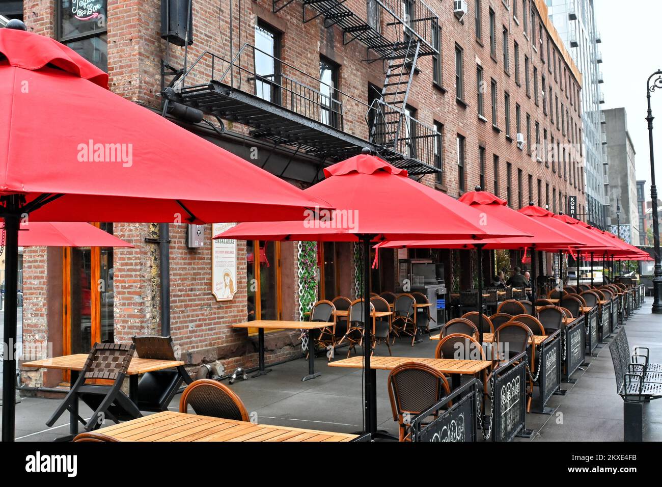 NEW YORK - 24. Okt 2022: Speisebereich im Freien am Chelsea Market in Mahnattan. Stockfoto