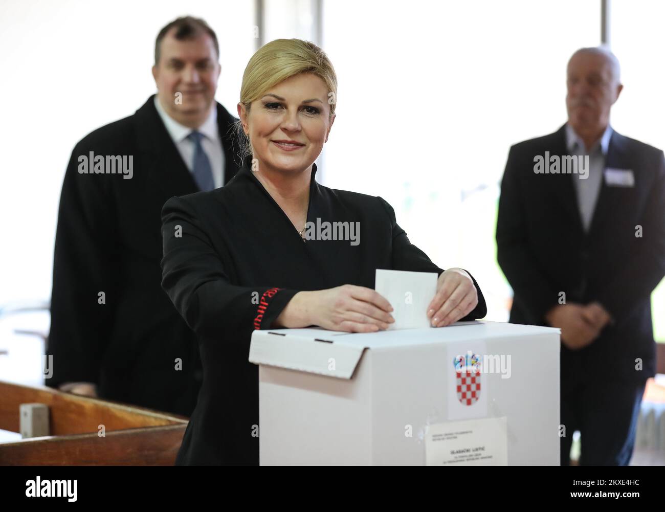 05.01.2020. Kroatien, Zagreb - kroatische Präsidentin Kolinda Grabar Kitarovic in Begleitung ihres Mannes Jakov, stimmte in der zweiten Runde der Präsidentschaftswahlen ab. Die Wahlen zum kroatischen Präsidenten setzten sich in einer zweiten Runde fort, da keiner der 11 Kandidaten die erforderliche Mehrheit bei der ersten Wahl erhielt, die am Sonntag, dem 22. Dezember 2019, stattfand. Der Kandidat, der in dieser Runde die meisten Stimmen erhält, gewinnt die Wahl. Die Kroaten wählen zwischen dem derzeitigen Präsidenten Kolinda Grabar-Kitarovic, dem Kandidaten für die herrschende konservative kroatische Demokratische Union ( Stockfoto