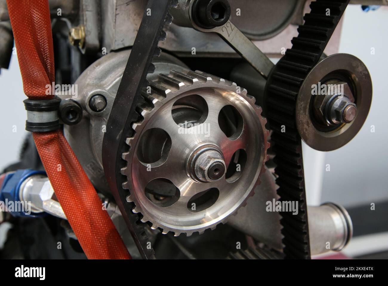 Detaillierte Darstellung der Zahnräder und Riemen der Steuerzeiten des Benzinmotors. Wird als Lehrmittel verwendet. Stockfoto