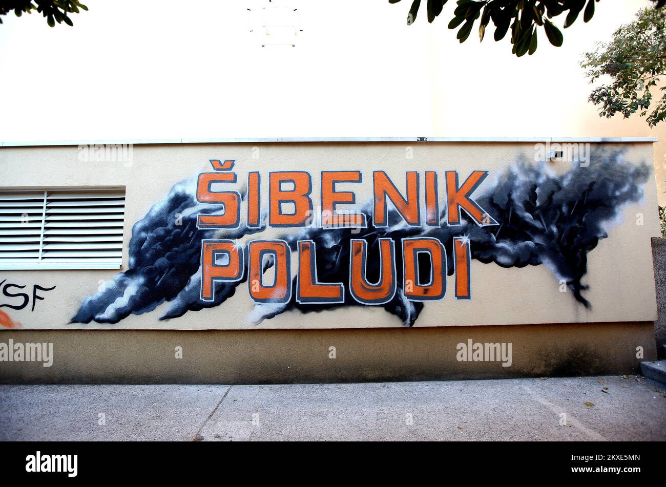 08.01.2020., Kroatien, Sibenik - Ein neues Wandgemälde zu Ehren und Gedenken an Drazen Petrovic (Basketball Mozart) und treue Fans in der Baldekin Sports Hall. Foto: Dusko Jaramaz/PIXSELL Stockfoto