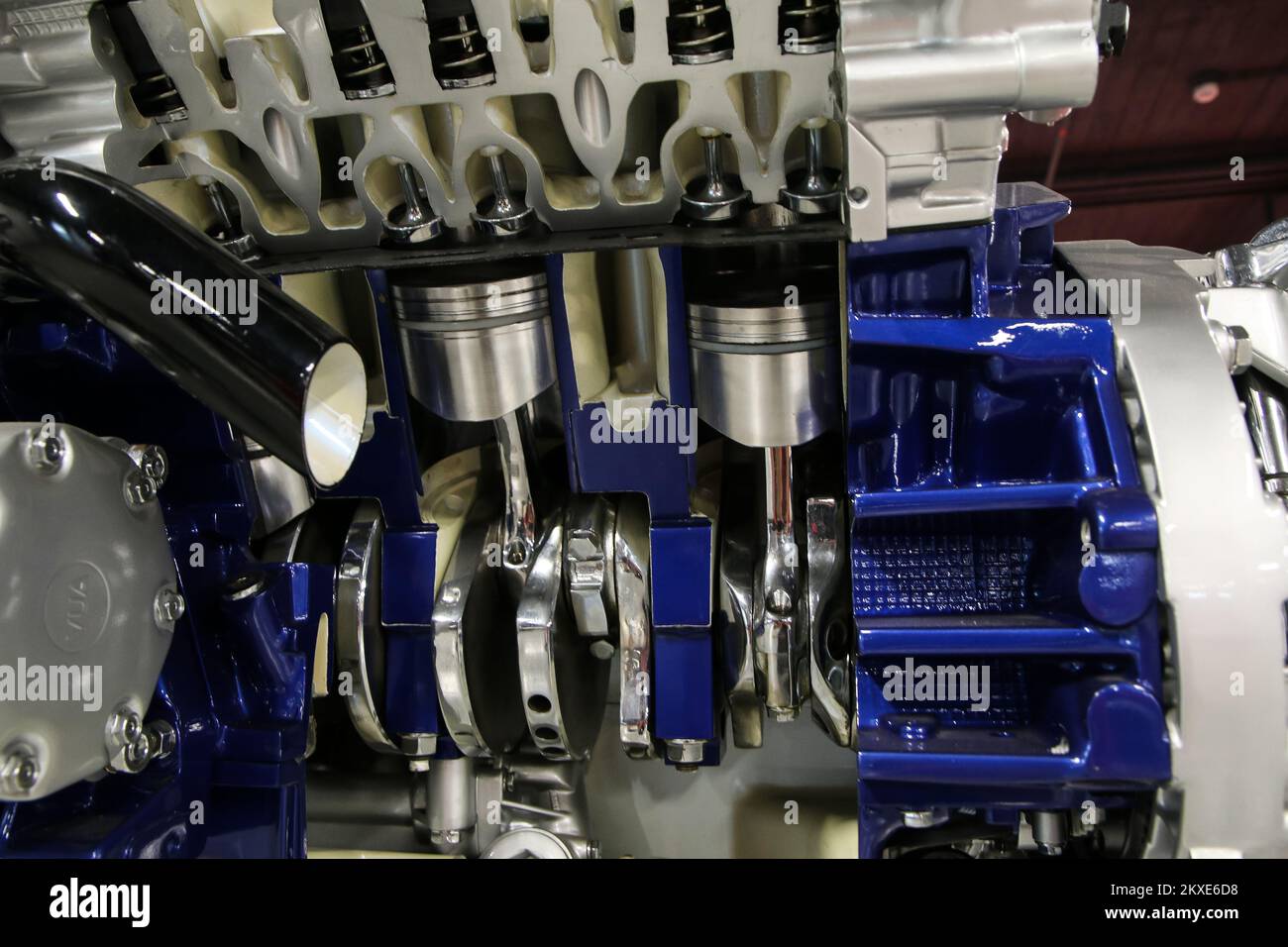 Detaildarstellung des Querschnitts des Benzinmotors, der als Lernhilfe verwendet wird. Stockfoto