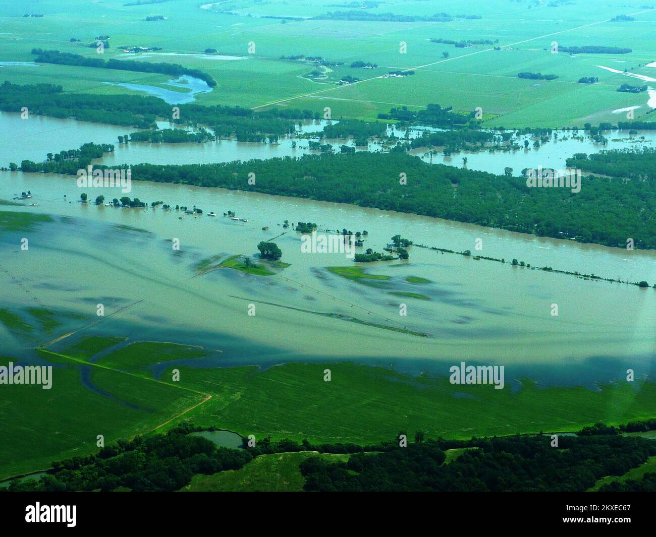 Überschwemmungen – Union Co , S. D. , 1. Juli 2011 Diese Luftaufnahme zeigt Land, das vom geschwollenen Missouri River im Südosten von South Dakota überflutet wird. Die FEMA und andere Bundesbehörden unterstützen das Staatsteam in ihren Bemühungen, auf die Überschwemmungen zu reagieren. Überschwemmung In South Dakota. Fotos zu Katastrophen- und Notfallmanagementprogrammen, Aktivitäten und Beamten Stockfoto