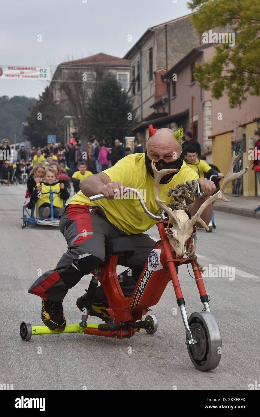 02.02.2020., Kroatien, Pula - Diesen sonntag fand auf der Veli Vrh das vierte Mal in Folge Balinjerada (Soapbox-Rennen) statt Räder statt auf kugelgelagerten Fahrzeugen (lokal bekannt als „Balinjere“ â€“). Die Balinjerada ist zum Teil ein Rennen, bei dem die "Piloten" dieser ungewöhnlichen selbstgemachten Fahrzeuge ihre Fahrkünste unter Beweis stellen müssen, und zum Teil eine Karnevalsparade, bei der Karnevalsgruppen ironische Kommentare über aktuelle gesellschaftliche Ereignisse mit ihren phantasievollen Konstruktionen abgeben, in die sie monatelang investiert haben. Foto: Dusko Marusic/PIXSELL Stockfoto