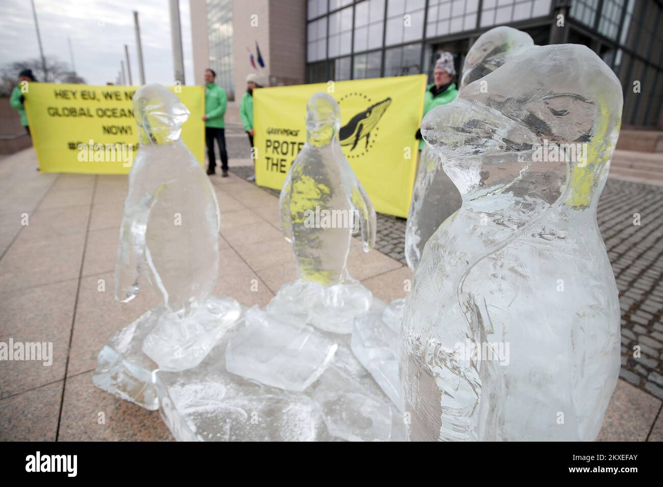 07.02.2020. Kroatien, Zagreb - im Rahmen einer internationalen Kampagne zum Schutz des Ozeans, eines der größten in der Geschichte von Greenpeace, Zagreb hat sich einer globalen Aktion angeschlossen, die in den nächsten Tagen in zwanzig Ländern der Welt stattfinden wird. Dazu gehört auch die Ausstellung von Eispinguin-Skulpturen vor dem Gebäude der National and University Library, dem Zentrum der kroatischen EU-Ratspräsidentschaft. Die schmelzenden Eispinguin-Skulpturen werden symbolisch auf die zunehmend verheerenden Auswirkungen des Klimawandels und die wichtige Rolle des Ozeans bei ihrer Eindämmung hinweisen. Foto: Igor Kralj/PIXSELL Stockfoto