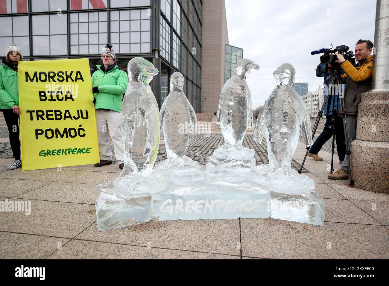 07.02.2020. Kroatien, Zagreb - im Rahmen einer internationalen Kampagne zum Schutz des Ozeans, eines der größten in der Geschichte von Greenpeace, Zagreb hat sich einer globalen Aktion angeschlossen, die in den nächsten Tagen in zwanzig Ländern der Welt stattfinden wird. Dazu gehört auch die Ausstellung von Eispinguin-Skulpturen vor dem Gebäude der National and University Library, dem Zentrum der kroatischen EU-Ratspräsidentschaft. Die schmelzenden Eispinguin-Skulpturen werden symbolisch auf die zunehmend verheerenden Auswirkungen des Klimawandels und die wichtige Rolle des Ozeans bei ihrer Eindämmung hinweisen. Foto: Igor Kralj/PIXSELL Stockfoto