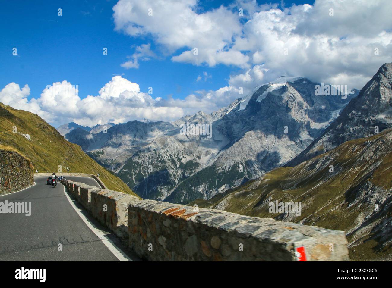 Die Fahrt durch die Haarnadeln der anspruchsvollen Straßen entlang des berühmten Stelvio-Passes in den italienischen Alpen, in der Nähe der Schweiz. Stockfoto