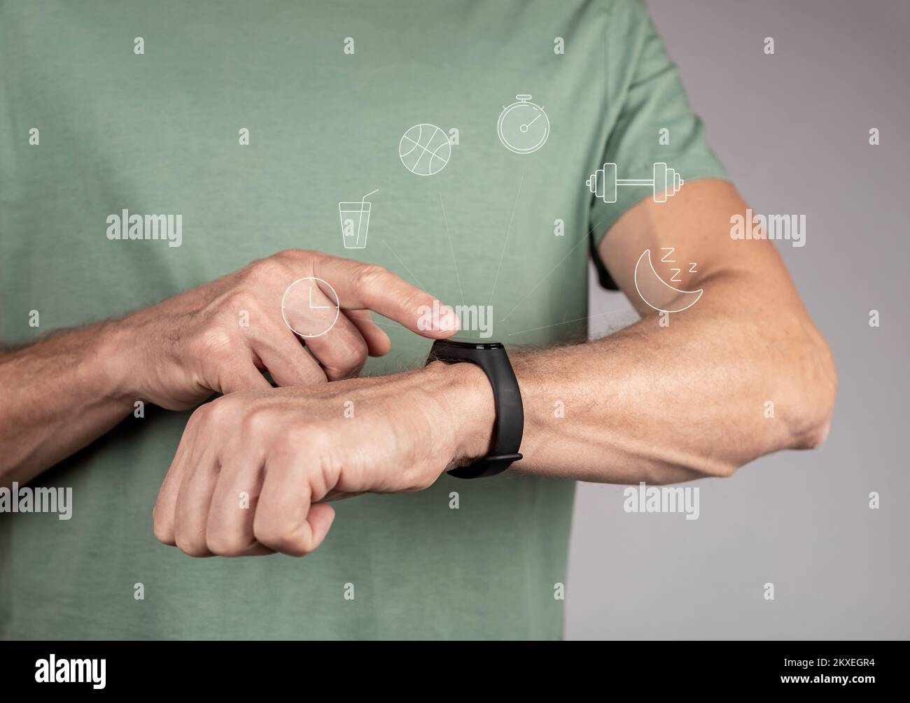 Fitnessarmband, Smartwatch, Tracker am Handgelenk. Mann, der benutzt, klickt auf Smartwatch, um die Aktivität zu steuern. Hochwertiges Foto Stockfoto