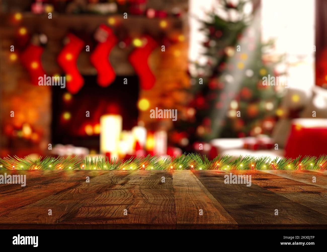 Leere Tischplatte aus Holz auf verschwommenem Bokeh-Weihnachtsbaum und Neujahrsdekoration. Konzeptweihnachtszeit für Webbanner, Display oder Montage Ihrer Produkte Stockfoto