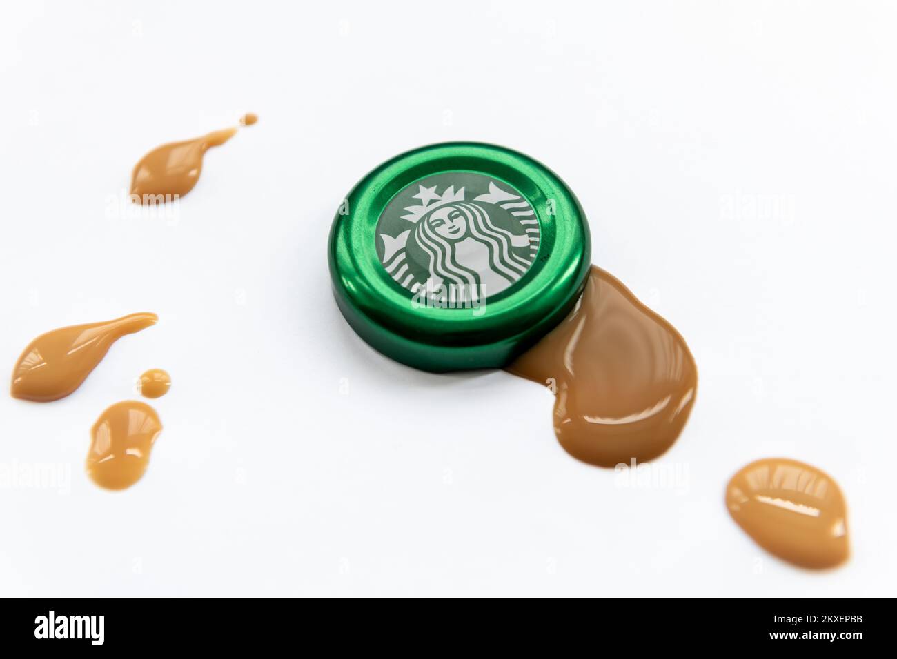 Nach London. UK. 11.30.2022. Eine Starbuck Kaffeeflasche mit weißen Kaffeetropfen. Stockfoto