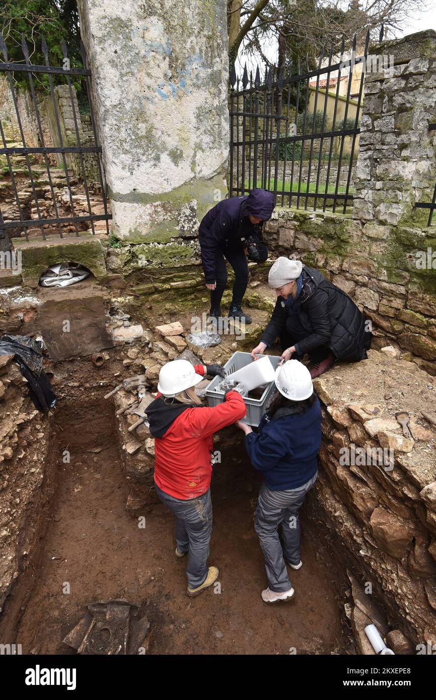 06.03.2020., Pula, Kroatien - während der archäologischen Umweltforschung des Gebäudes des Archäologischen Museums von Istrien wurden bemerkenswerte historische Urnen aus dem 11.. Bis zum 2.. Jahrhundert v. Chr. am 6.. März 2020 in Pula, Kroatien, gefunden. Es geht um Glut-Nester; einige von ihnen wurden in Löchern im Boden abgelegt, die mit Steinen (Trockenbauwänden) ausgekleidet waren, während andere direkt in den Boden gegraben und mit Steinplatten bedeckt wurden. Foto: Dusko Marusic/PIXSELL Stockfoto