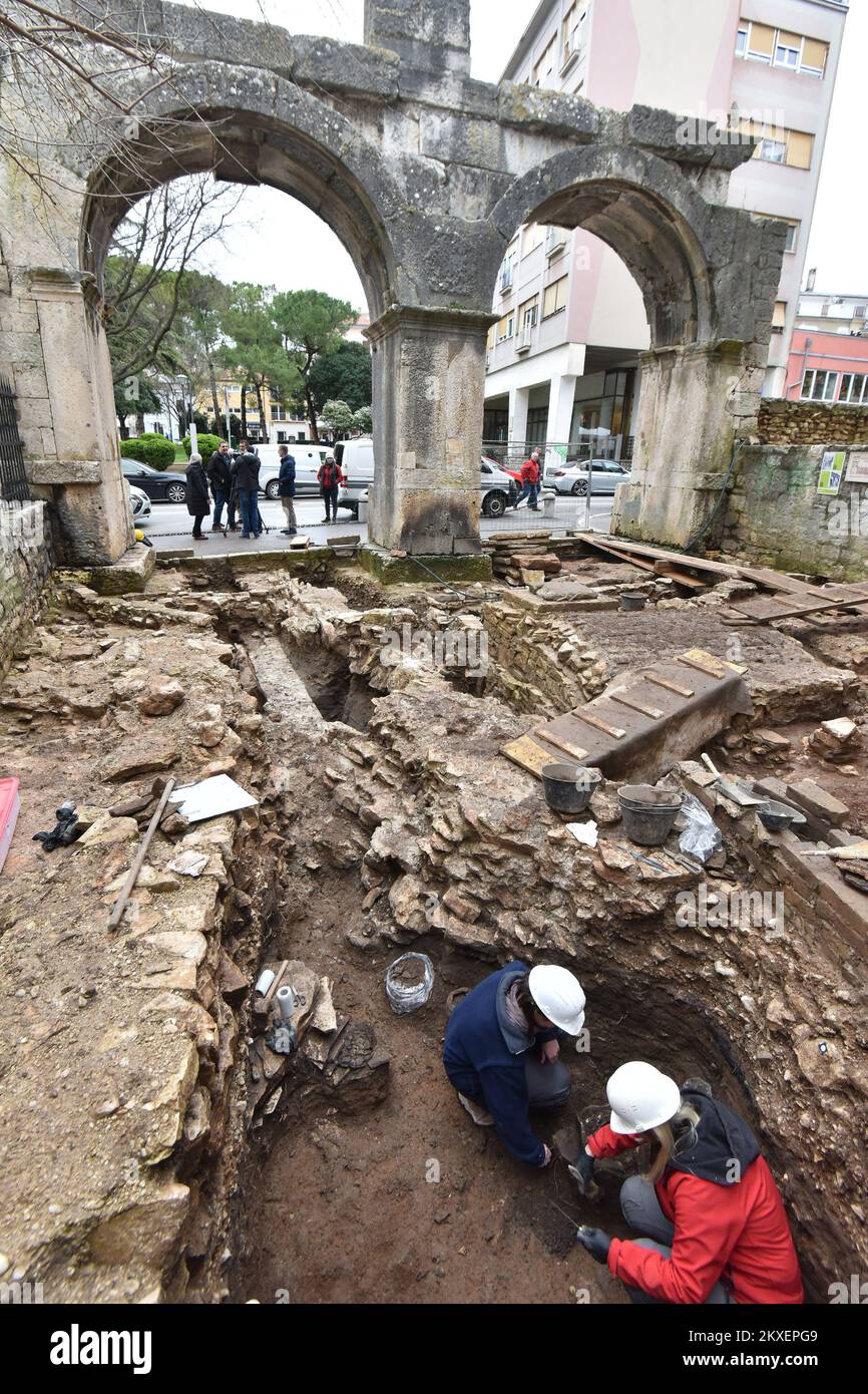 06.03.2020., Pula, Kroatien - während der archäologischen Umweltforschung des Gebäudes des Archäologischen Museums von Istrien wurden bemerkenswerte historische Urnen aus dem 11.. Bis zum 2.. Jahrhundert v. Chr. am 6.. März 2020 in Pula, Kroatien, gefunden. Es geht um Glut-Nester; einige von ihnen wurden in Löchern im Boden abgelegt, die mit Steinen (Trockenbauwänden) ausgekleidet waren, während andere direkt in den Boden gegraben und mit Steinplatten bedeckt wurden. Foto: Dusko Marusic/PIXSELL Stockfoto