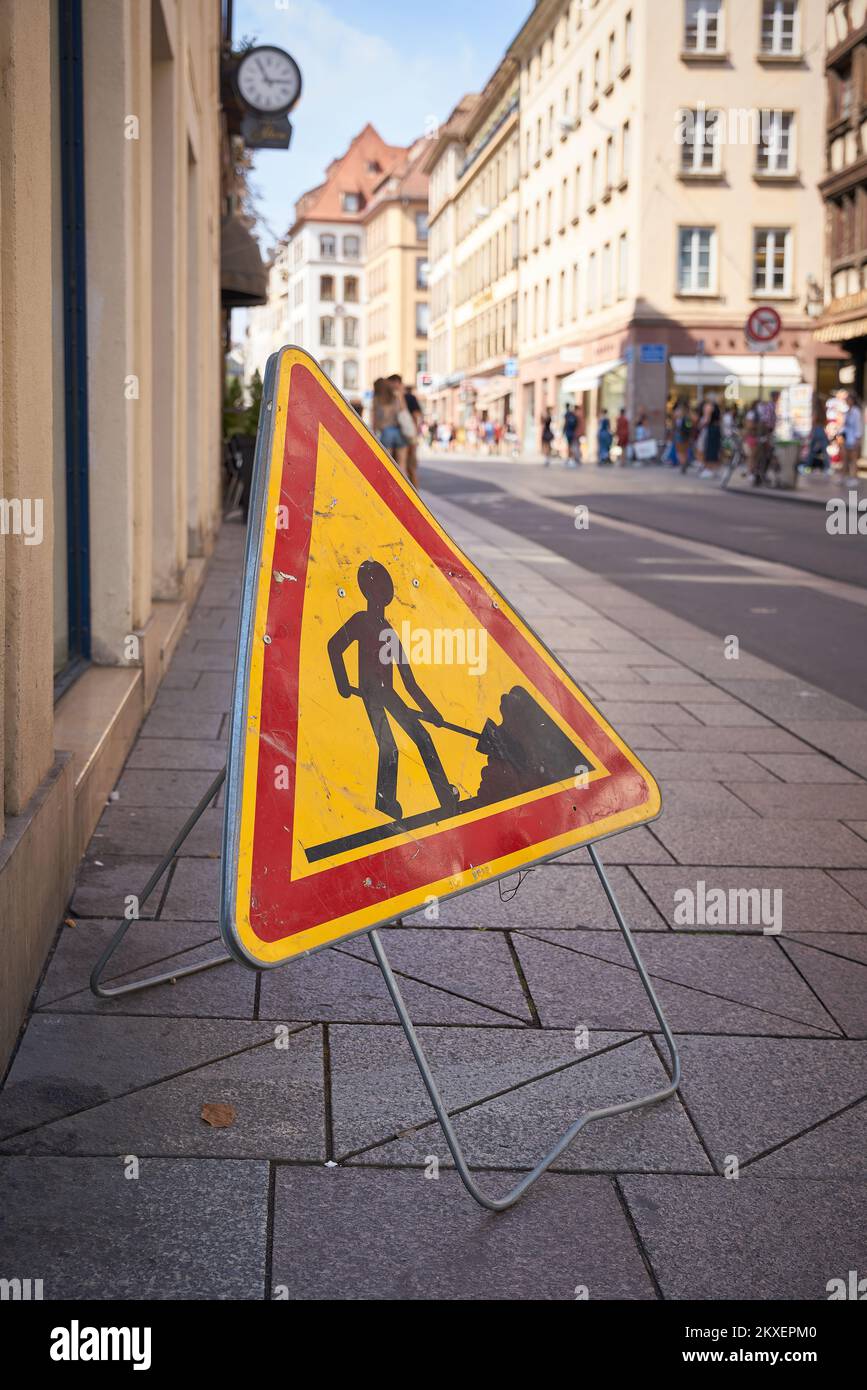 Baustellenschild auf einem Fußweg in der Altstadt von Straßburg in Frankreich Stockfoto