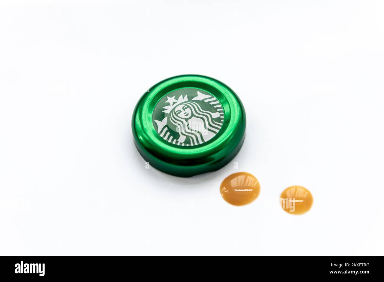 Nach London. UK. 11.30.2022. Eine Starbuck Kaffeeflasche mit weißen Kaffeetropfen. Stockfoto