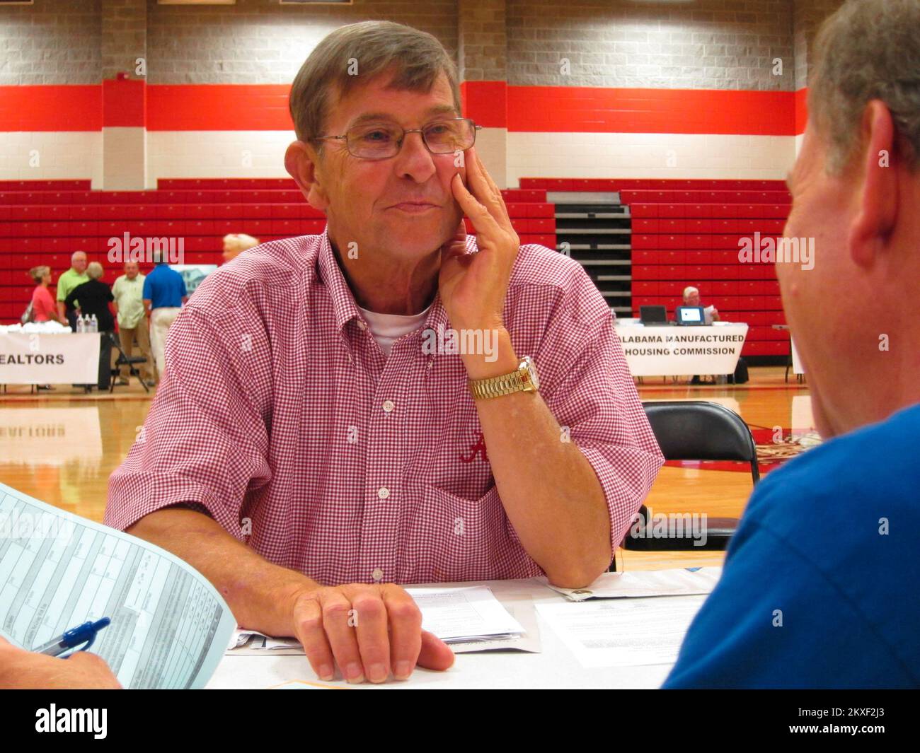 Tornado - Tuscaloosa, Alabama , 16. Juli 2011 Disaster Survivor James Gillig sucht Informationen von Jack Camp, Small Business Administration (SBA) Public Affairs Specialist, auf der Tuscaloosa County Housing and Recovery Expo, Central High School, 905 15. St. , Tuscaloosa. Louisiana Hurricane Ike. Fotos von Katastrophen- und Notfallmanagementprogrammen, Aktivitäten und Beamten Stockfoto