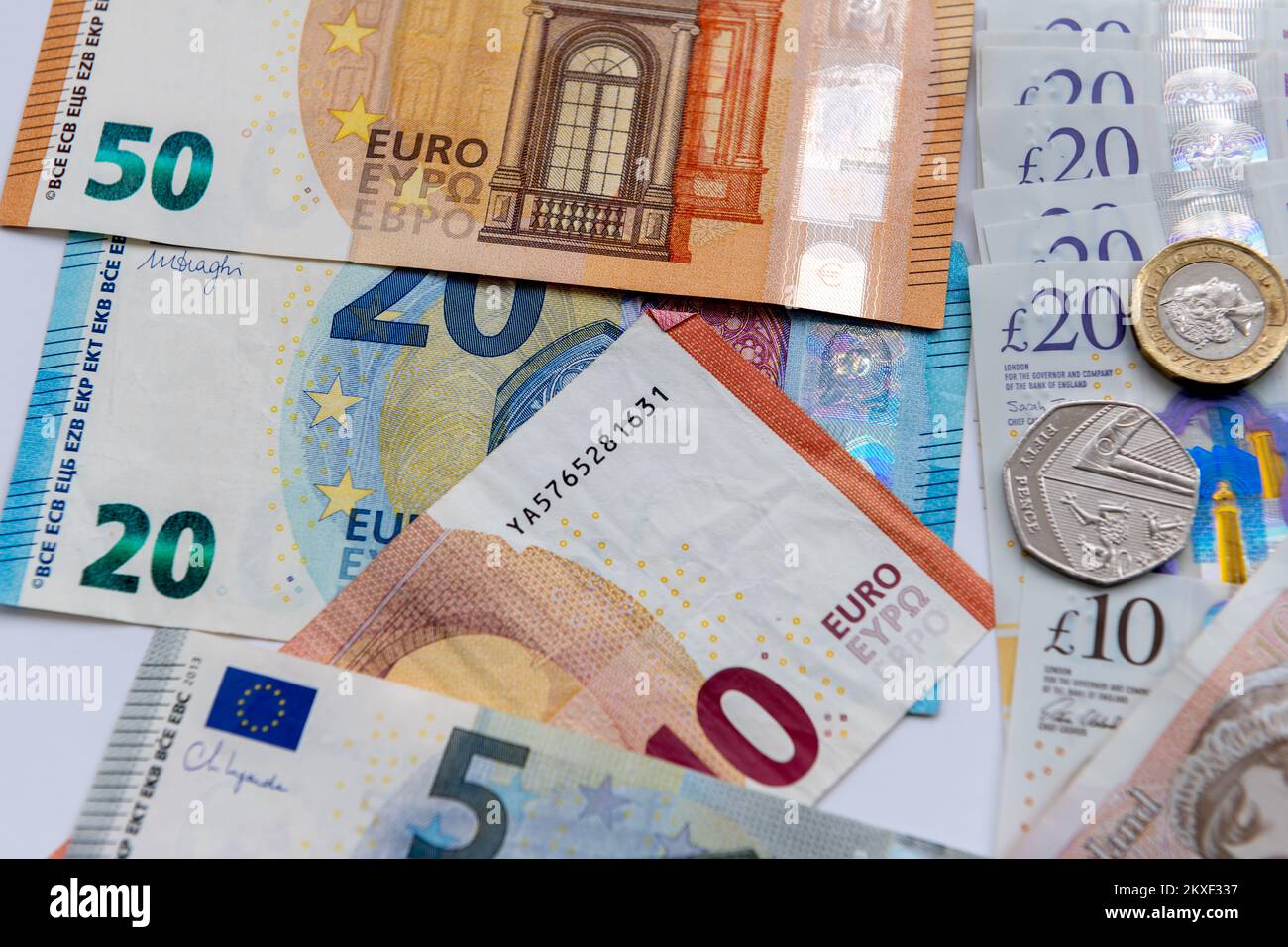 Nahaufnahme von Euro-Banknoten und britischen Pfund-Sterling-Banknoten und -Münzen. Stockfoto