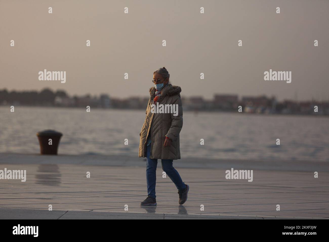 29.03.2020 Zadar, Kroatien - wunderschöner Sonnenuntergang in Zadar am Monument Pozdrav Suncu (die Begrüßung der Sonne). Foto: Marko Dimic/PIXSELL Stockfoto