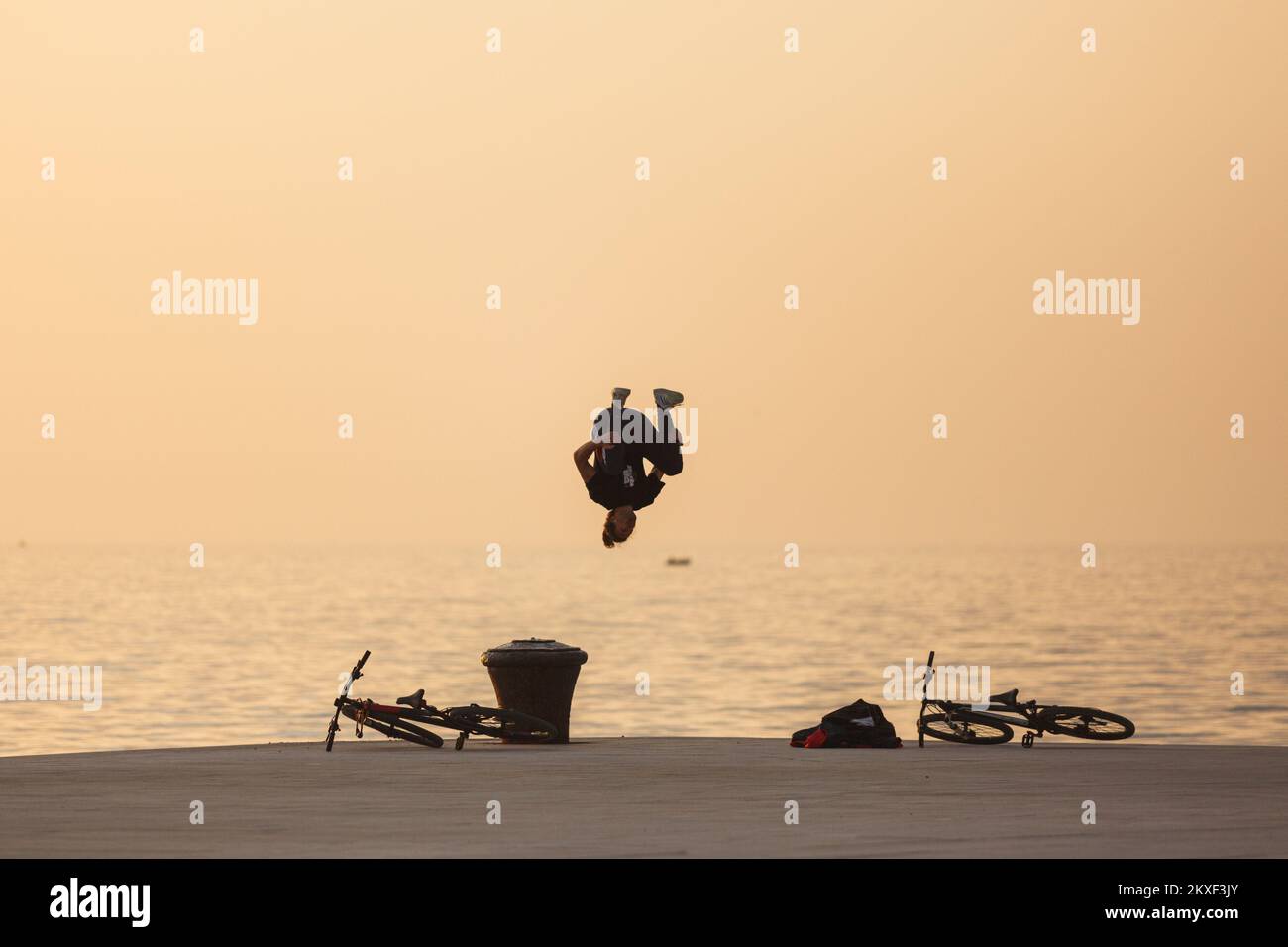 29.03.2020 Zadar, Kroatien - wunderschöner Sonnenuntergang in Zadar am Monument Pozdrav Suncu (die Begrüßung der Sonne). Foto: Marko Dimic/PIXSELL Stockfoto